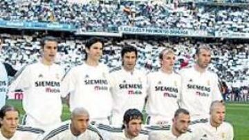 <b>JUEGO LIMPIO. </b>El Real Madrid posa con el cartel de apoyo al Fòrum 2004 que se celebró en Barcelona.