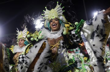 Estos días la ciudad brasileña se viste de gala para disfrutar del Carnaval 2023. Bailes, desfiles, samba... llenan de color la ciudad ciudad costera de Brasil, famosa por sus playas de Copacabana e Ipanema, la estatua del Cristo Redentor sobre el cerro del Corcovado y el morro Pan de Azúcar.