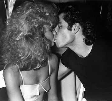 John Travolta y Olivia Newton-John besándose en una fiesta en 1978.