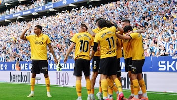 BARCELONA, 25/10/2025.-Los jugadores del RCDE Espanyol celebran el gol del defensa Carlos Romero ante el Elche, durante el partido de la jornada 10 de la LaLiga entre el Espanyol y el Elche, este sábado en el RCDE Stadium en Barcelona.-EFE/ Toni Albir