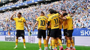 BARCELONA, 25/10/2025.-Los jugadores del RCDE Espanyol celebran el gol del defensa Carlos Romero ante el Elche, durante el partido de la jornada 10 de la LaLiga entre el Espanyol y el Elche, este sábado en el RCDE Stadium en Barcelona.-EFE/ Toni Albir