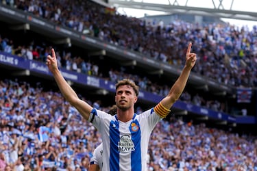 Javi Puado, autor de los dos goles del conjunto perico, celebra el primer gol que anota en el minuto 43 de partido.