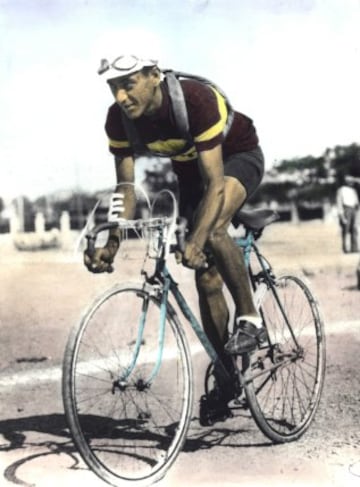 En la edición de 1942, Julián Berrendero portó el maillot de líder desde la primera etapa hasta la última. En la Vuelta a España de 1963, sería el francés Jacques Anquetil quien repertiría la hazaña. En la imagen, Berrendero, apodado 'El negro de los ojos azules'.