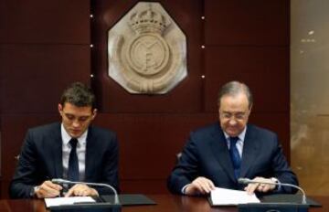 Kovacic y Florentino Pérez durante la firma de contrato.