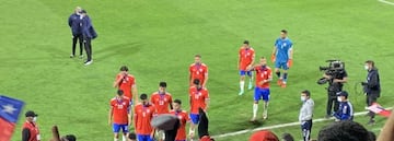 Arturo Vidal, tranquilizando al público y 'anticipando' el gol en el segundo tiempo.