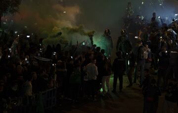 Miles de seguidores reciben a sus equipos a las puertas del Estadio Benito Villamarín.