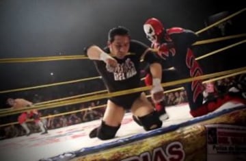 El luchador 'Rey Mysterio' le dio una patada voladora mortal a 'Perro' Aguayo durante un combate en Tijuana, México. El luchador, de 35 años y heredero del histórico luchador 'Perro' Aguayo, fue llevado a un hospital en el que se le declaró muerto por traumatismo craneoencefálico.