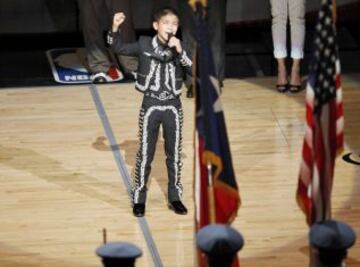 El niño Sebastien De La Cruz cantó el himno de Estados Unidos vesitdo de charro.