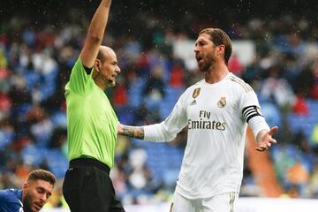 Sergio Ramos protestando al colegiado. 