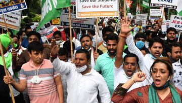 New Delhi (India), 28/08/2020.- Activists of Indian Youth Congress (IYC) shout slogans during a protest against holding of the Joint Entrance Examination (JEE) and National Eligibility cum Entrance Test (NEET) examinations in September, in New Delhi, India, 28 August 2020. Congress party is demanding to postpone the JEE and NEET examinations, scheduled to be held in September in view of the Covid-19 pandemic. (Protestas, Nueva Delhi) EFE/EPA/STR