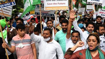 New Delhi (India), 28/08/2020.- Activists of Indian Youth Congress (IYC) shout slogans during a protest against holding of the Joint Entrance Examination (JEE) and National Eligibility cum Entrance Test (NEET) examinations in September, in New Delhi, Indi
