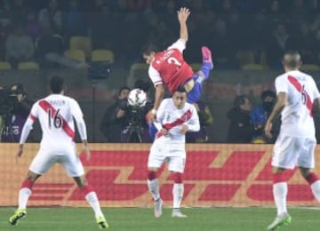 Paraguay's defender Marcos Caceres (top) vies for the ball with Peru's midfielder Christian Cueva nexto to Peru's midfielder Carlos Lobaton (L) and Peru's midfielder Juan Vargas (R) during the Copa America third place football match in Concepcion, Chile on July 3, 2015. AFP PHOTO / LUIS ACOSTA