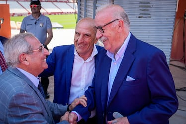 Vicente del Bosque saluda a las personas que han participado del acto. 