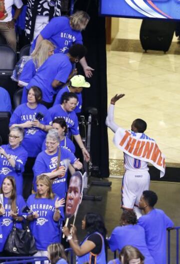 Misión cumplida: Westbrook se va saludando al público tras el primer triunfo de los Thunder en la final del Oeste.