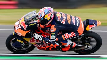 Álvaro Carpe, con la KTM de Moto3 en Silverstone.