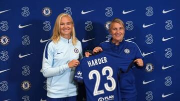 Harder, nueva jugadora del Chelsea, posa con la entrenadora, Emma Hayes.