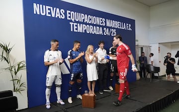 Otro momento de la presentación de las camisetas