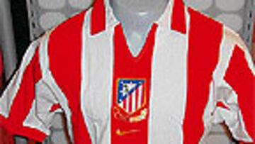<b>LA ORIGINAL</B>. La camiseta que se pone a la venta hoy es la única que tiene el logo del Centenario bordado en la manga.