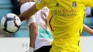 <b>PELEADO. </b>Los dos equipos se emplearon a tope durante el encuentro que era vital para ambas escuadras.