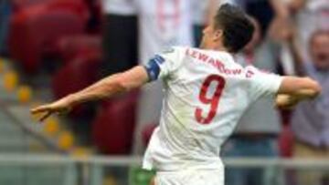 Lewandowski celebra un gol con su selecci&oacute;n.