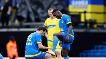 Soccer Football - Pre Season Friendly - Game4Ukraine - Chelsea v Arsenal - Stamford Bridge, London, Britain - August 5, 2023 Blue Team's Clarence Seedorf celebrates scoring their first goal with teammate Action Images via Reuters/Peter Cziborra