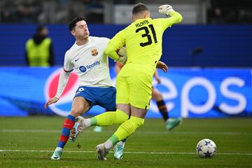 Lewandowski  ante el portero del Shakhtar.