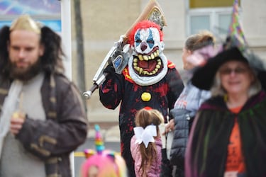 Niños de todas las edades visitan los comercios del centro de St. Joseph, Michigan, durante la tradicional celebración de Halloween.