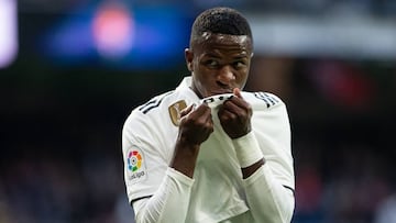 Vinicius Jr besa el escudo del Real Madrid.