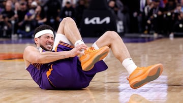 PHOENIX, ARIZONA - MARCH 02: Devin Booker #1 of the Phoenix Suns reacts after an apparent injury during the fourth quarter against the Houston Rockets at Footprint Center on March 02, 2024 in Phoenix, Arizona. NOTE TO : expressly acknowledges and agrees that, by ing and or using this photograph, is consenting to the and conditions of the Getty Images License Agreement. Chris Coduto/Getty Images/AFP (Photo by Chris Coduto / GETTY IMAGES NORTH AMERICA / Getty Images via AFP)