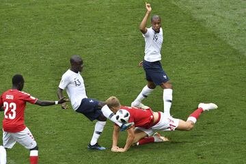 Andreas Cornelius cae al suelo.