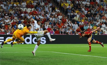 El 23 de junio de 2012, en Donetsk, Espa?a y Francia se enfrentaban por un lugar en las semifinales de la Eurocopa. Sin embargo, el foco se pos¨® en Xabi Alonso, que disputaba su partido n¨²mero 100 con La Roja. Desde el inicio, Xabi control¨® el juego, anot¨® dos goles: el primero de cabeza y el segundo, de penalti, que sentenci¨® el partido.