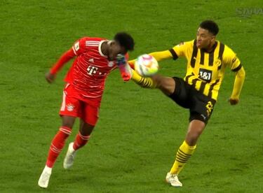 Alphonso Davies abandona el partido por un fuerte golpe en la cabeza