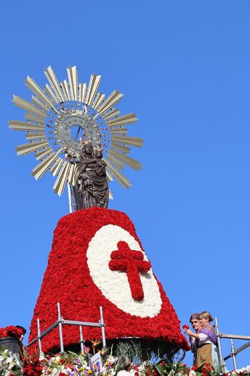 La Virgen del Pilar durante la tradicional ofrenda de flores en el día de su festividad.