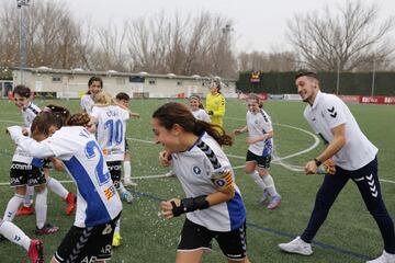 El entrenador Víctor Aguirán baña en cava sin alcohol a sus jugadoras tras proclamarse campeonas.