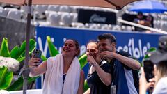 Alejandra Alonso, Andrea Ustero y el entrenador Oriol Moyes celebran la victoria.