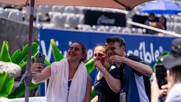 Alejandra Alonso, Andrea Ustero y el entrenador Oriol Moyes celebran la victoria.