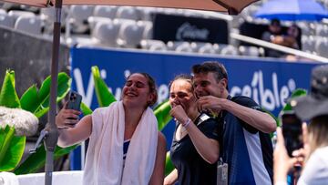 Alejandra Alonso, Andrea Ustero y el entrenador Oriol Moyes celebran la victoria.