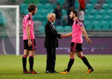 Strachan quits Scotland post, Moyes favourite to succeed him