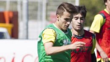 Denis Suárez, con el balón, durante el entrenamiento.