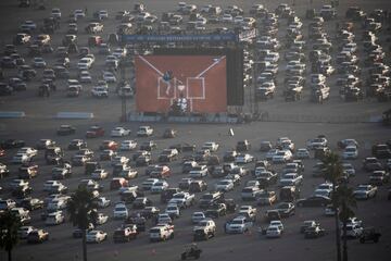 Aficionados presencian desde un improvisado auto-cine instalado en el aparcamiento del Dodgers Stadium el encuentro entre Los Angeles Dodgers y los Tampa Bay Rays, correspondiente a la Serie Mundial 2020. Una  de las muchas insólitas imágenes que nos deja las medidas de seguridad contra el coronavirus.