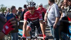 Trek&#039;s Spanish rider Alberto Contador rides his bike to sign before the first stage of the 97th Volta Catalunya 2016, a 178,9 km ride starting and finishing in Calella, on March 20, 2017. / AFP PHOTO / Josep Lago