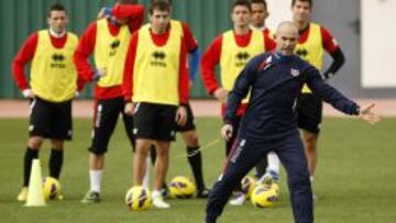 EL TÉCNICO. Paco da instrucciones durante un entrenamiento.