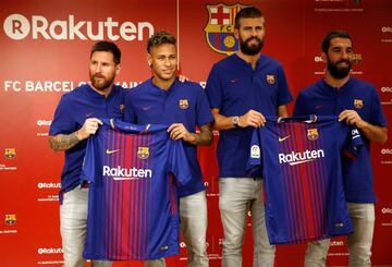 Rakuten patrocinará al Barcelona las cuatro próximas temporadas. Messi, Neymar, Piqué y Arda presentaron en Japón el nuevo sponsor que lucirán.