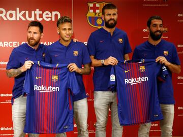 Rakuten patrocinará al Barcelona las cuatro próximas temporadas. Messi, Neymar, Piqué y Arda presentaron en Japón el nuevo sponsor que lucirán.