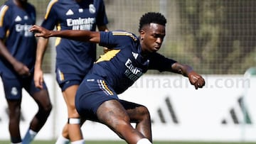 Vinicius toca balón en Valdebebas, con normalidad, durante un entrenamiento.