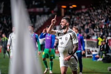 Una accin de pillera de Agus Medina sirvi para certificar la victoria del Albacete contra el Zaragoza. El lateral lanz una falta mientras Lizoain correga la posicin a un defensor de su equipo, motivo por el que se qued sin opciones de parar la pelota. Su primer gol del curso.