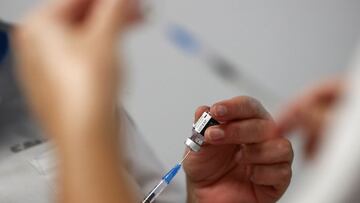 Medical workers prepare doses of the &quot;Comirnaty&quot; Pfizer-BioNTech COVID-19 vaccine at a coronavirus disease (COVID-19) vaccination center in Madrid, Spain, November 24, 2021. REUTERS/Sergio Perez