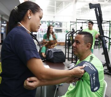 Los periodistas de Medellín se realizaron exámenes médicos e hicieron trabajos de gimnasio como si fueran un jugador verde. Después disputaron un partido en la sede deportiva.