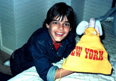 El artista, conocido por temas como "Livin la Vida Loca" o "María", le llegó la fama cuando entró a formar parte del grupo infantil Menudo, en 1984, reemplazando a Ricky Meléndez. Después de cinco años de trabajo, giras, ensayos y grabaciones, Ricky Martin abandonó el grupo para establecerse en Nueva York y, posteriormente, en México, donde empezó su carrera teatral.