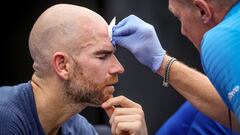 Brutal enojo: se empezó a golpear la cabeza con la raqueta y acabó así